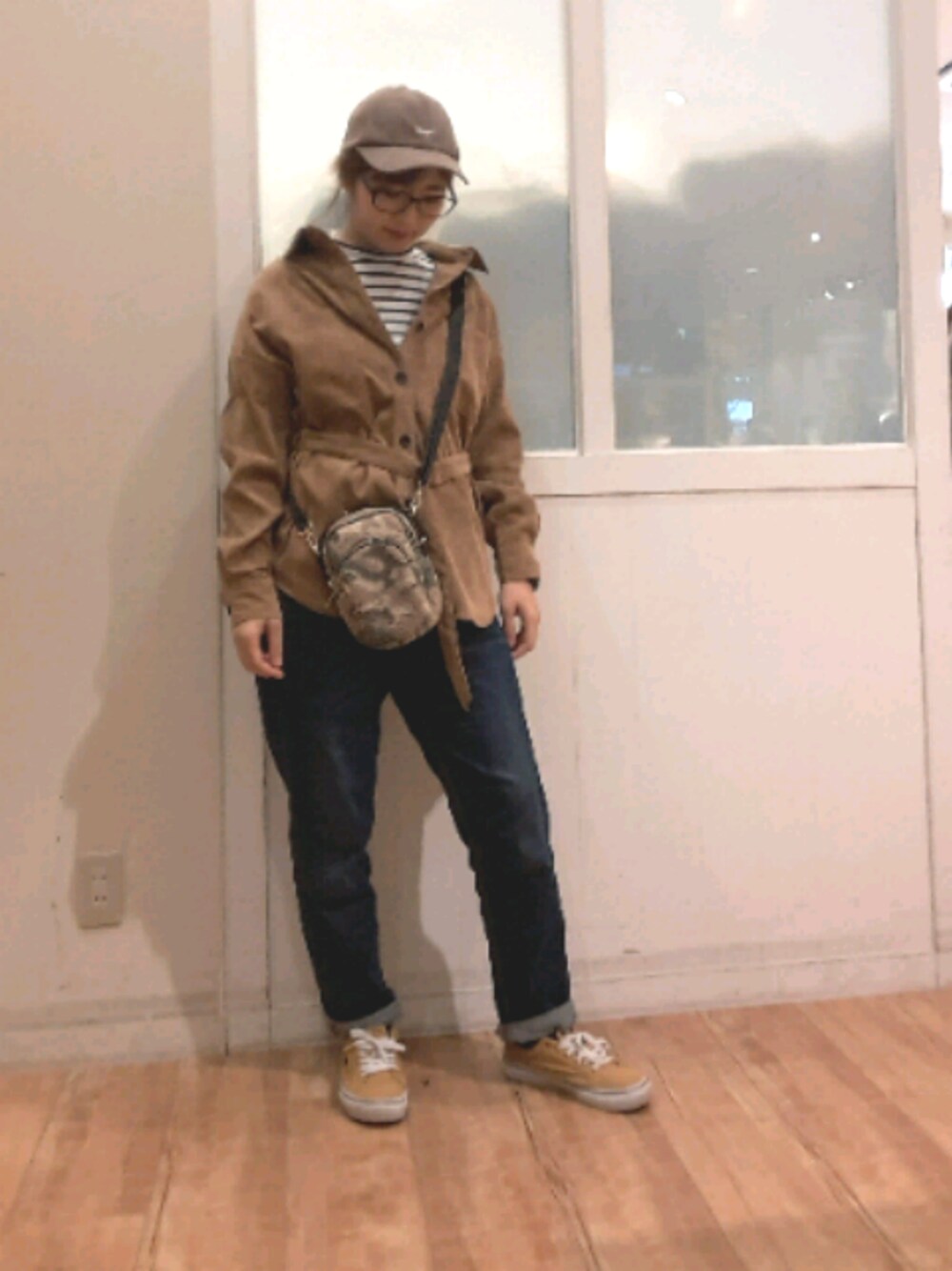 ブラウン系のシャツ/ブラウス、ホワイト系のTシャツ/カットソー、ベージュ系のショルダーバッグを着用したレディースの秋コーディネートの1枚目の写真