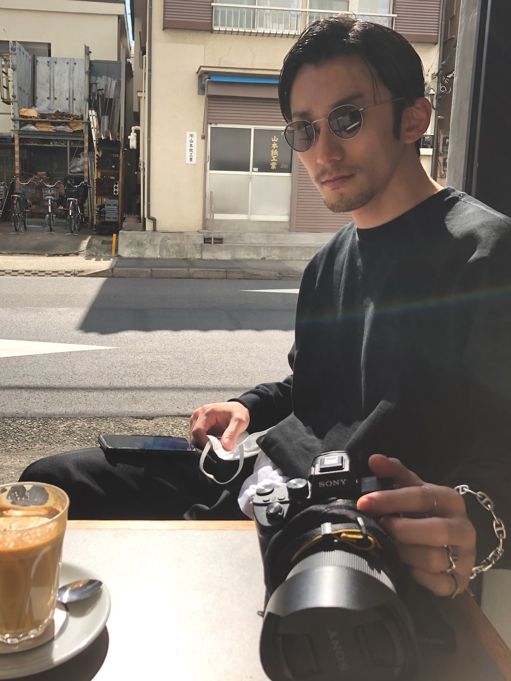 「春、おしゃれさんと繋がりたい、カジュアル、ootd、黒コーデ、サングラス、きれいめカジュアル、オールブラック、AURALEE、EYEVAN7285」｜「EYEVAN 7285のアイテム（サングラス、シルバー系）」を使った、Shoさん（メンズ・180cm）の冬コーディネートの1枚目の写真
