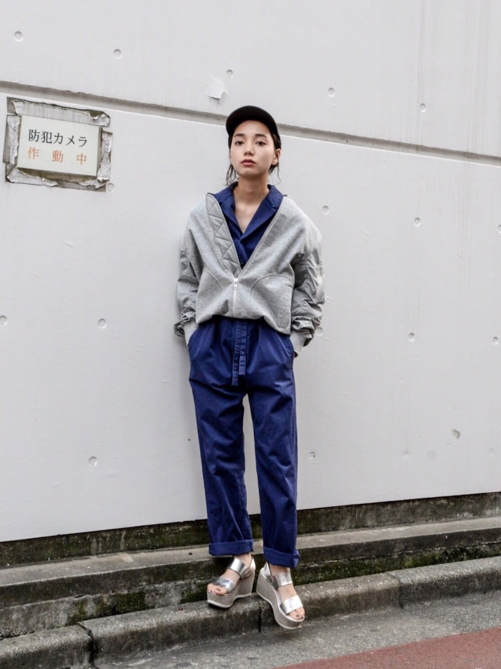 ブラック系のキャップを着用したレディースの秋コーディネートの1枚目の写真