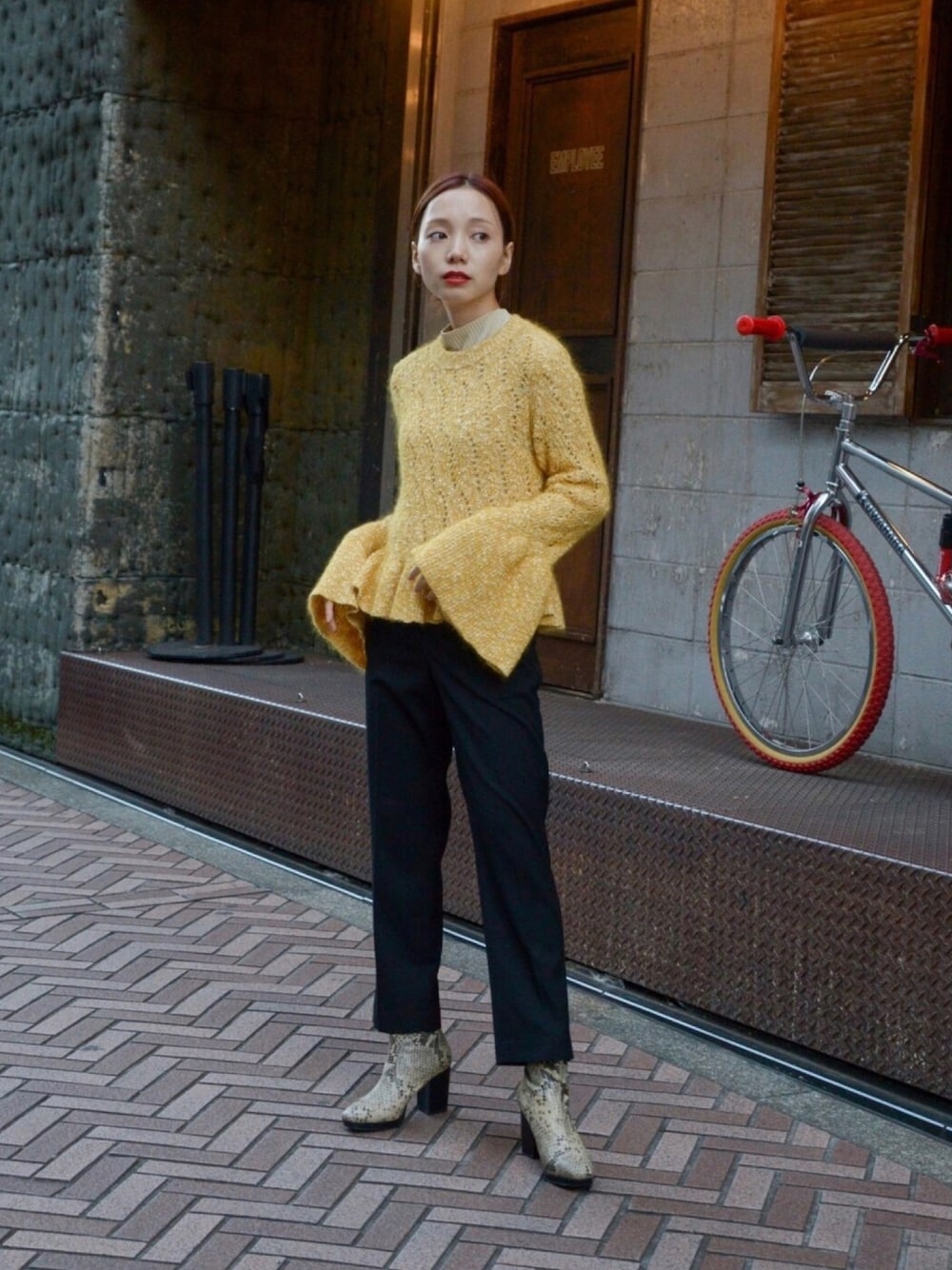 「コートの中身、ニット、イエロー、袖ボリューム、フリル、秋冬コーデ、スラックス、パイソン柄、ブーツ、beautiful people」｜仲西さほみさん（レディース・156cm）の冬コーディネートの1枚目の写真