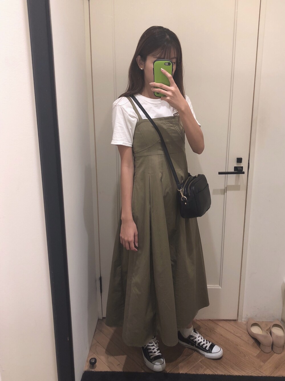 「秋コーデ、シンプルコーデ、スニーカーコーデ、オトナカジュアル、ラフ、スカート、コンバース、シンプル、Tシャツ、スニーカー」｜「SNIDELのバリエーションコルセットワンピース（ワンピース、グリーン系）」を使った、linaさん（レディース・165cm）の秋コーディネートの1枚目の写真