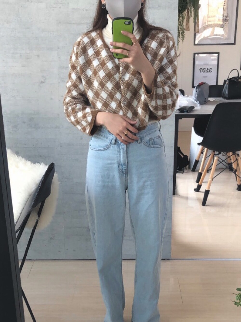 「ユニクロ、韓国ファッション、ZARA、デニム、春コーデ、カジュアル、休日スタイル、大人カジュアル、大人女子、プチプラ」｜「ZARAのアイテム（カーディガン/ボレロ、ブラウン系）」を使った、linaさん（レディース・165cm）の冬コーディネートの1枚目の写真