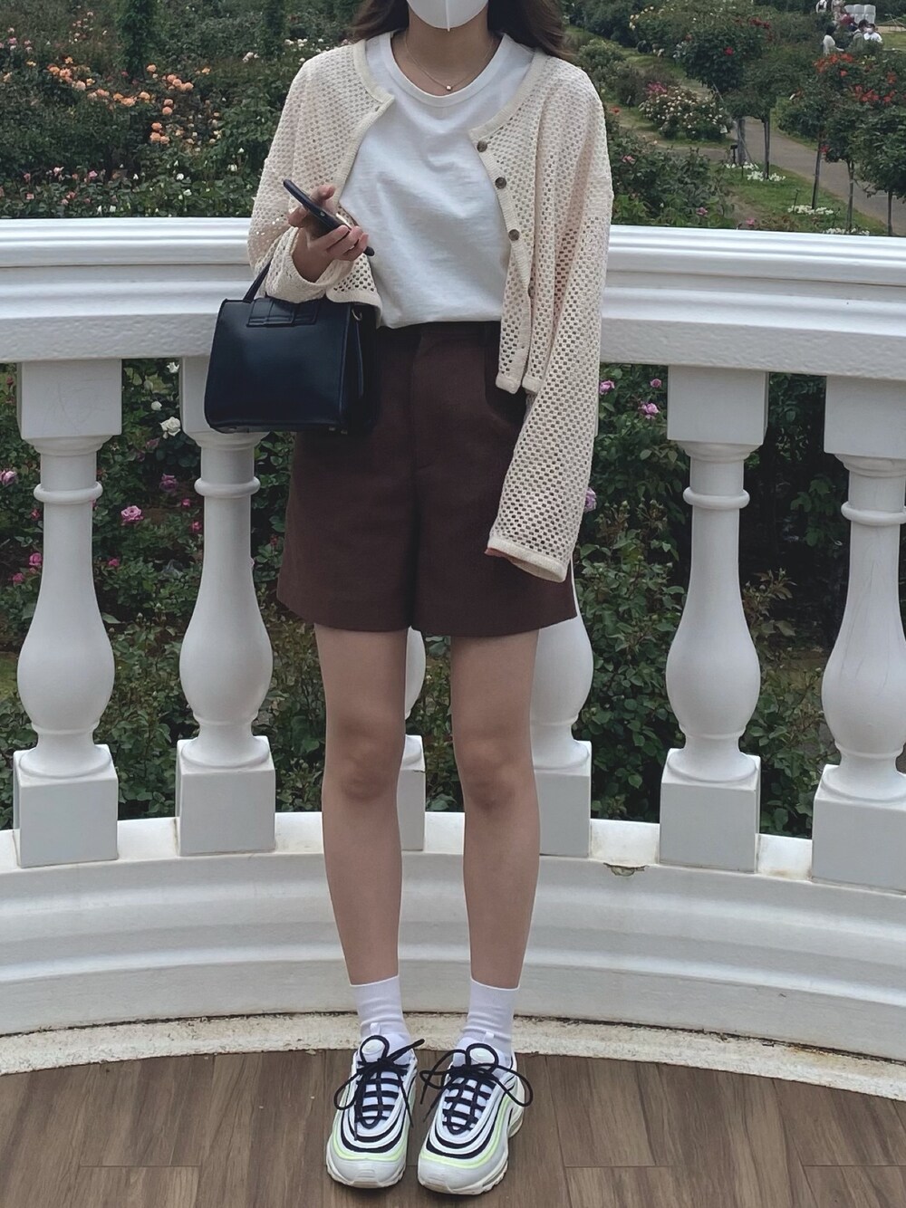 「大人カジュアル、韓国ファッション、春夏コーデ、オトナ女子、リラックススタイル、スニーカー、シンプル、Tシャツ、今日のコーデ、ホワイト」｜「MOUSSYのアイテム（パンツ、ブラウン系）」を使った、linaさん（レディース・165cm）の春コーディネートの1枚目の写真
