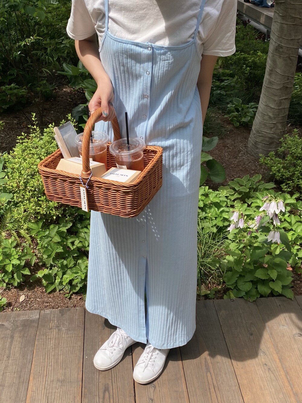 「休日スタイル、ラクチンコーデ、カジュアル、シンプル、ロングワンピース、スニーカー、これが私をアゲる服、ロングスカート、韓国ファッション、白Tシャツ」｜「ZARAのアイテム（ワンピース/ドレス、ブルー系）」を使った、linaさん（レディース・165cm）の春コーディネートの1枚目の写真