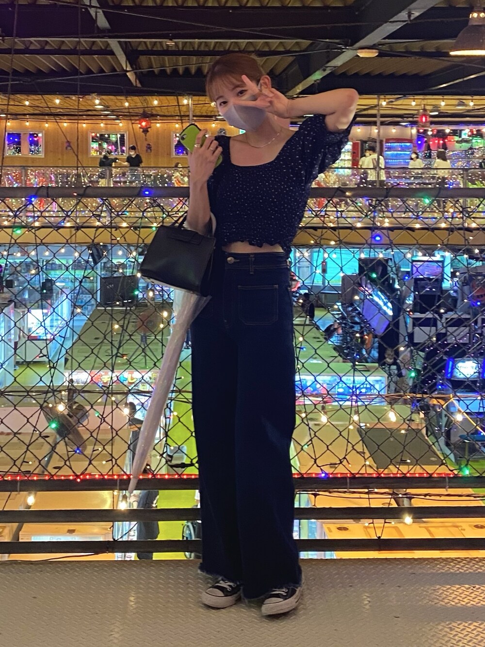 「韓国ファッション、ブラウス、デニム、スニーカー、花柄、ゴールドアクセ、コンバース、ZARA、きれいめカジュアル、ストリート」｜「ZARAのアイテム（デニムパンツ、ブルー系）」を使った、linaさん（レディース・165cm）の夏コーディネートの1枚目の写真