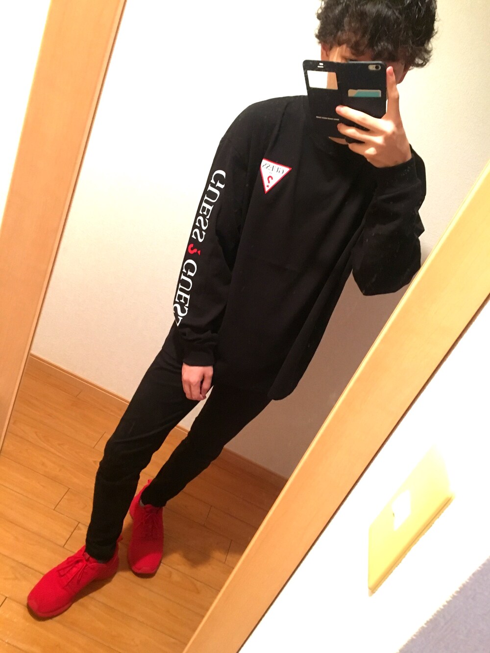 ブラック系のTシャツ/カットソー、ブラック系のその他パンツ、レッド系のスニーカーを着用したメンズの秋コーディネートの1枚目の写真