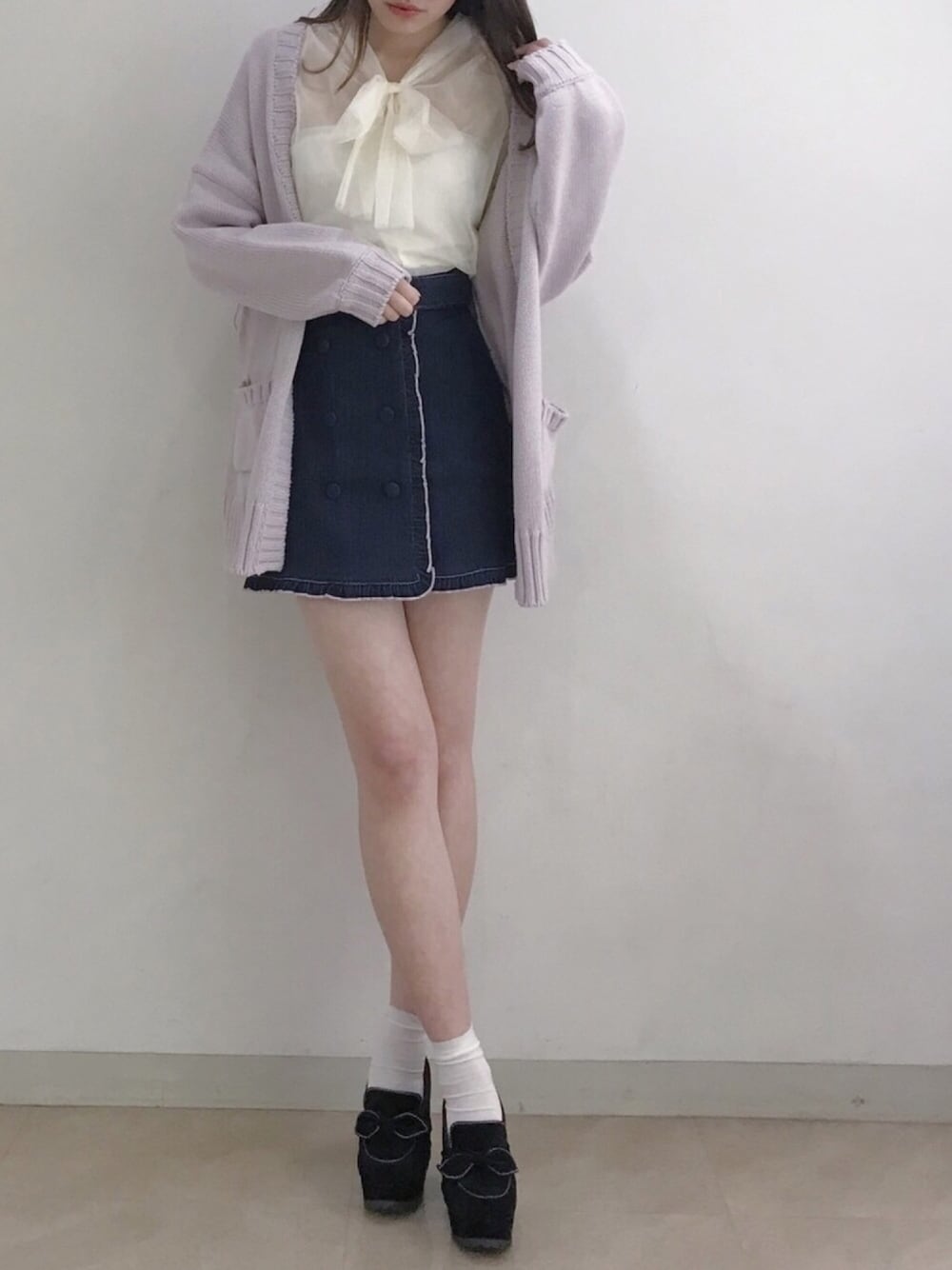 「titty&Co.、ティティーアンドコー、今日のコーデ、春コーデ、spring、チュール、デニム、デニムスカート、ゆるカーディガン、パープル」｜「TITTY&CO.のガウンニットカーディガン（カーディガン/ボレロ、パープル系）」を使った、momo☁️さん（レディース・168cm）の冬コーディネートの1枚目の写真