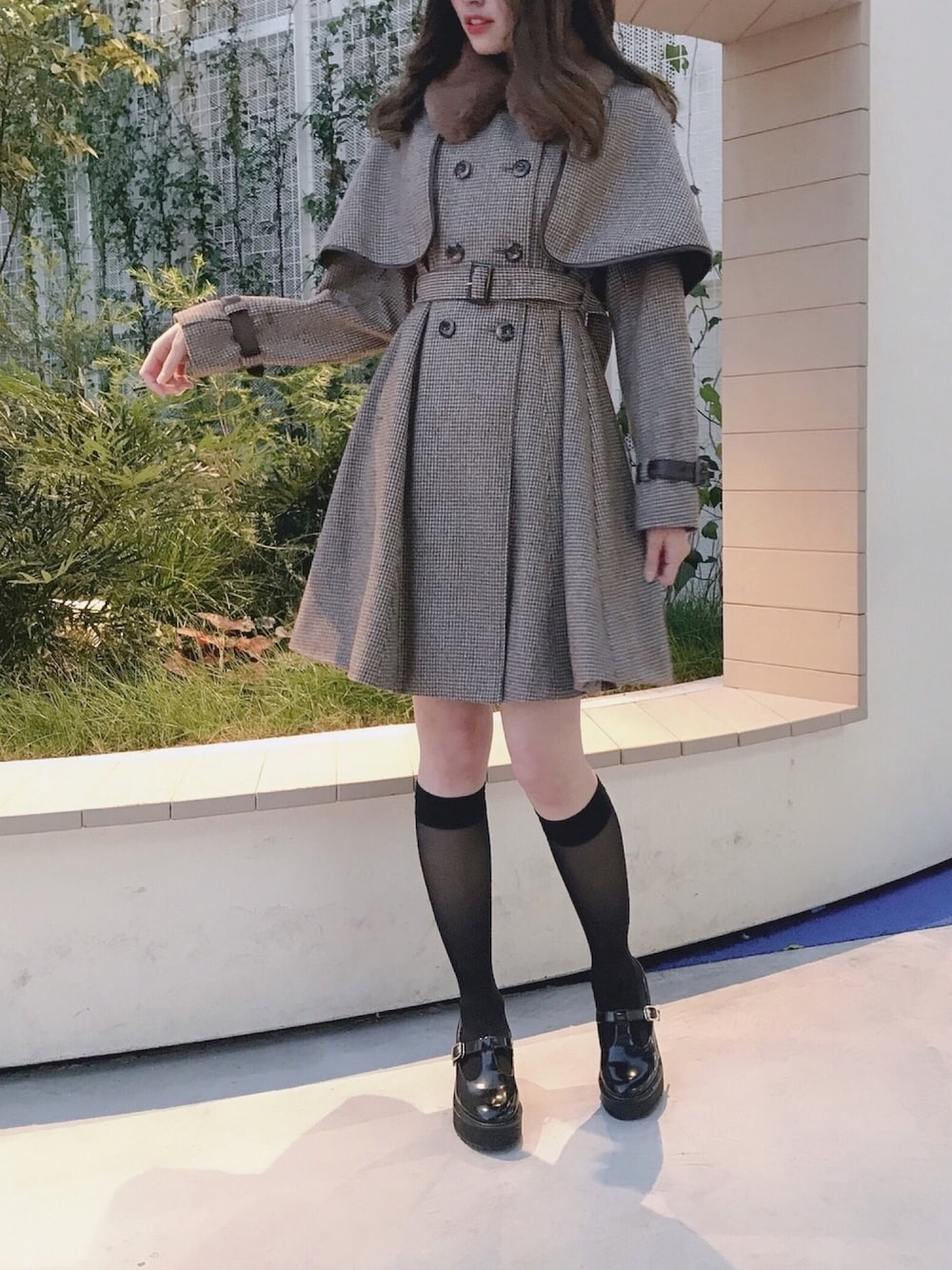 「titty&Co.、ティティーアンドコー、ootd、秋冬コーデ、アウター、ケープ、コート、トレンチコート、ブラウン、チェック」｜「TITTY&CO.のケープ付トレンチコート（トレンチコート、ブラウン系）」を使った、momo☁️さん（レディース・168cm）の秋コーディネートの1枚目の写真