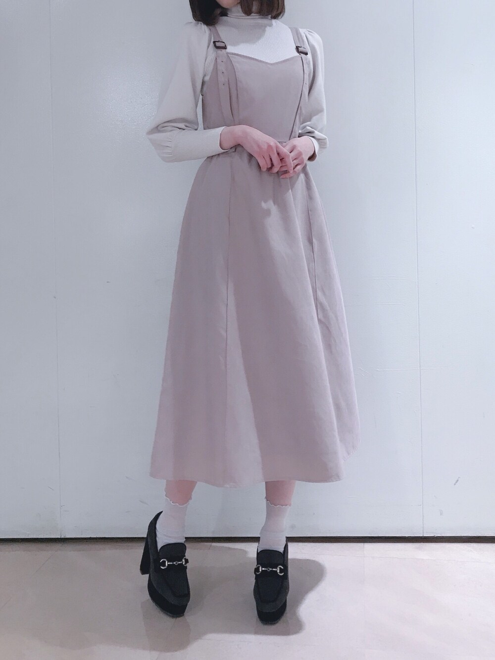 「titty&Co.、ティティーアンドコー、私の推しブランド、春コーデ、オトナ女子、ジャンパースカート、ピンク、リボン、GRL、タートルネック」｜「GRLのタートルネックボリュームスリーブニットトップス（ニット/セーター、ホワイト系）」を使った、momo☁️さん（レディース・168cm）の冬コーディネートの1枚目の写真