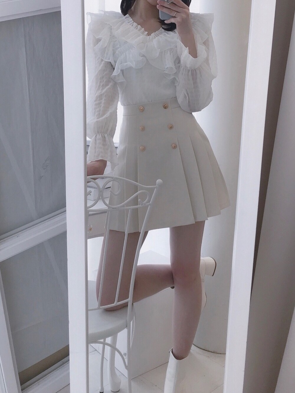 ホワイト系のシャツ/ブラウス、ベージュ系のスカートを着用したレディースの春コーディネートの1枚目の写真