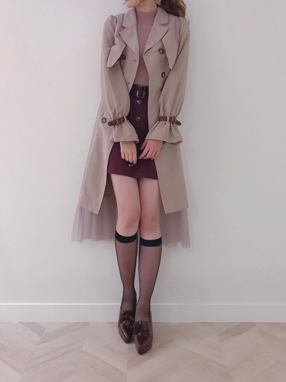 「titty&Co.、ティティーアンドコー、ootd、秋コーデ、大人ガーリー、トレンチコート、ベージュ、ミニスカート、ボルドー、くすみカラー」｜「TITTY&CO.のワンショルリボンニット（ニット/セーター、ブラウン系）」を使った、momo☁️さん（レディース・168cm）の秋コーディネートの1枚目の写真