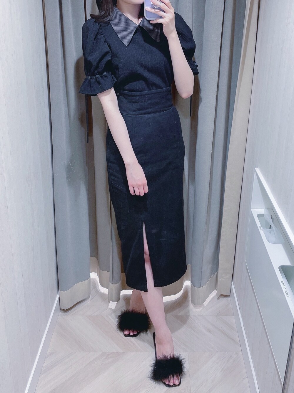 「titty&Co.、ティティーアンドコー、オトナ女子、ブラウス、ブラック、モノトーン、オールブラック、Melt the lady、BUBBLES、ファーサンダル」｜「TITTY&CO.の襟付シアートップス（シャツ/ブラウス、ブラック系）」を使った、momo☁️さん（レディース・168cm）の夏コーディネートの1枚目の写真