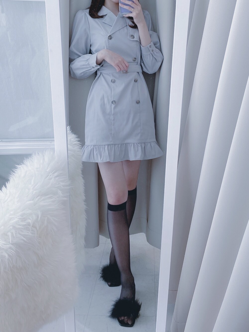 「titty&Co.、ティティーアンドコー、オトナ女子、ブルー、アイスブルー、パステルカラー、トレンチ、ワンピース、トレンチワンピース、ファー小物」｜「TITTY&CO.のトレンチフリルミニワンピース（ワンピース、ブルー系）」を使った、momo☁️さん（レディース・168cm）の秋コーディネートの1枚目の写真