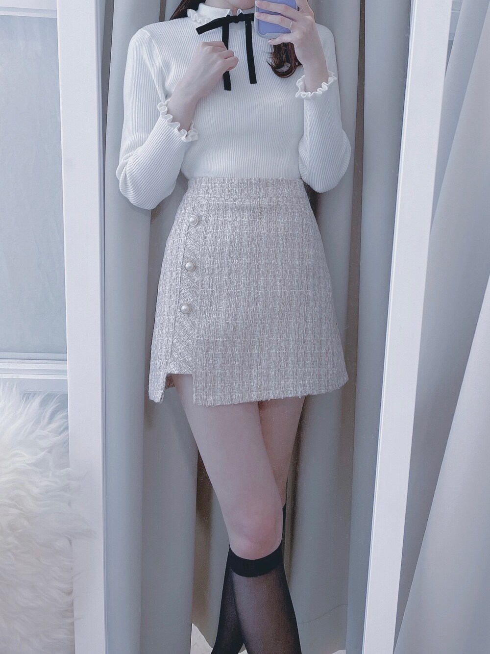 ホワイト系のニット/セーター、ピンク系のスカートを着用したレディースの秋コーディネートの1枚目の写真