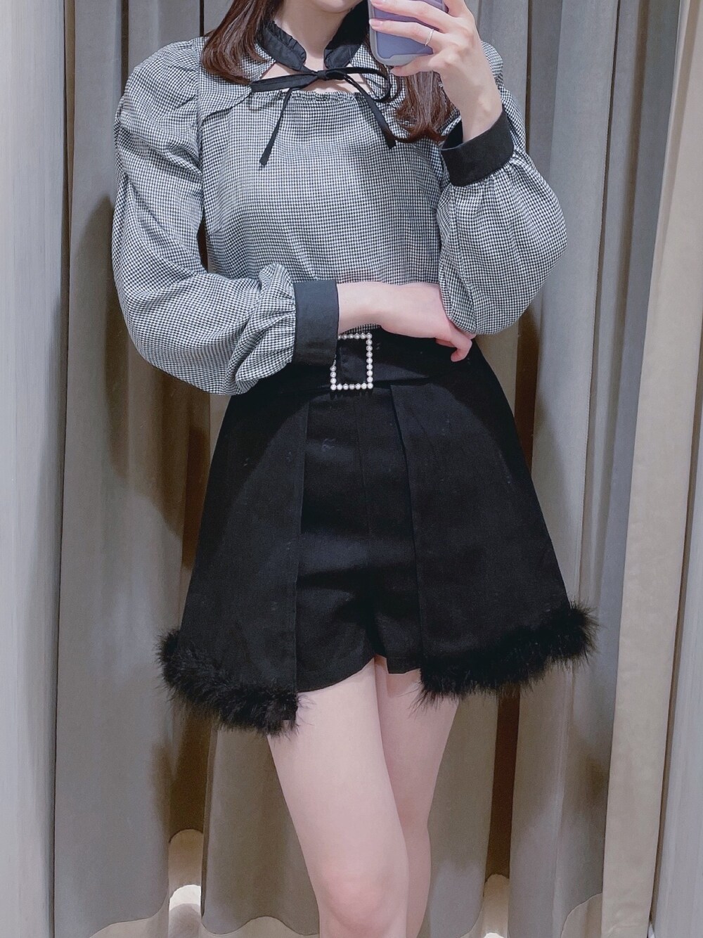 「titty&Co.、ティティーアンドコー、お洒落さんとつながりたい、ワントーンコーデ、ブラック、黒、ブラウス、フェザー、ファー、ガーリー」｜「TITTY&CO.の長袖バイカラーフリルブラウス（シャツ/ブラウス、ブラック系）」を使った、momo☁️さん（レディース・168cm）の秋コーディネートの1枚目の写真