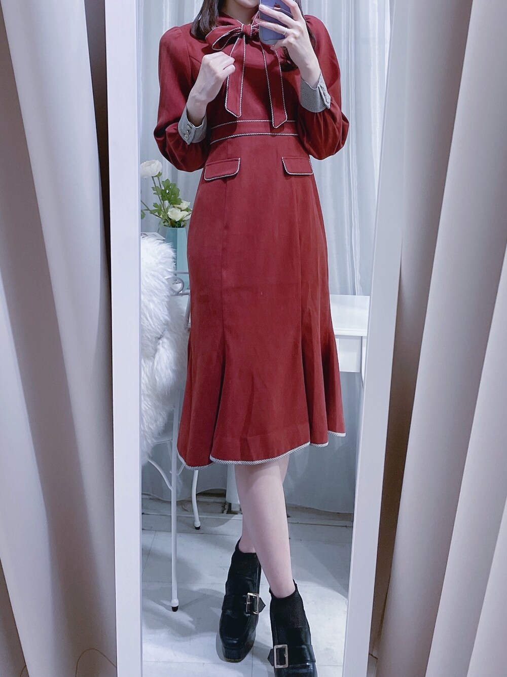 「titty&Co.、ティティーアンドコー、秋のコーデ、大人ガーリー、ロングワンピース、おしゃれさんと繋がりたい、高身長女子、レッド、マーメイド、ローファー」｜「TITTY&CO.のパイピングマーメイドワンピース（ワンピース、レッド系）」を使った、momo☁️さん（レディース・168cm）の秋コーディネートの1枚目の写真