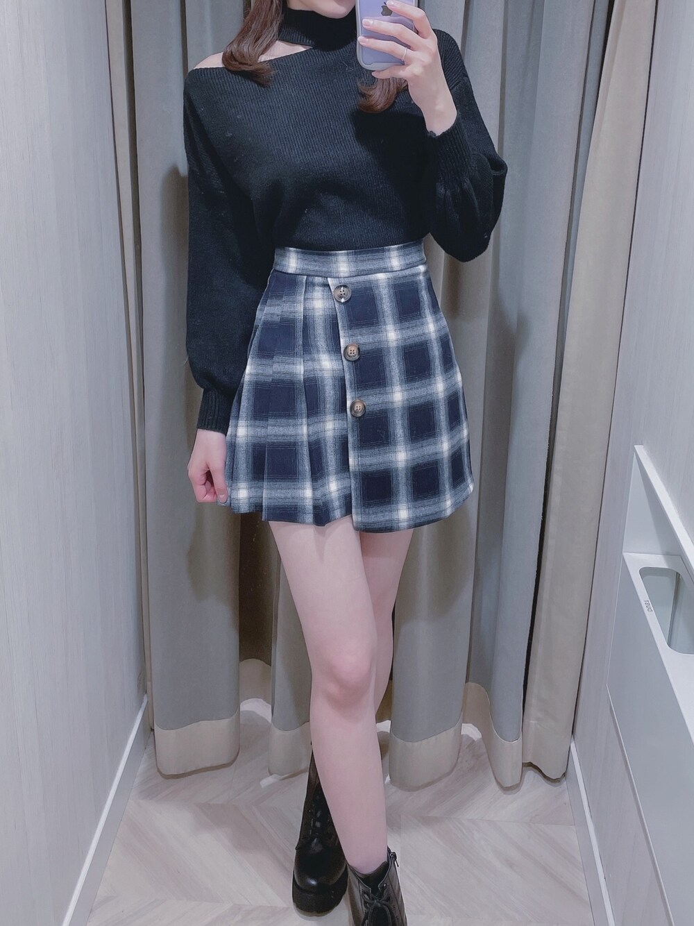 ベージュ系のニット/セーター、ブラック系のスカート、ブラック系のブーツを着用したレディースの秋コーディネートの1枚目の写真