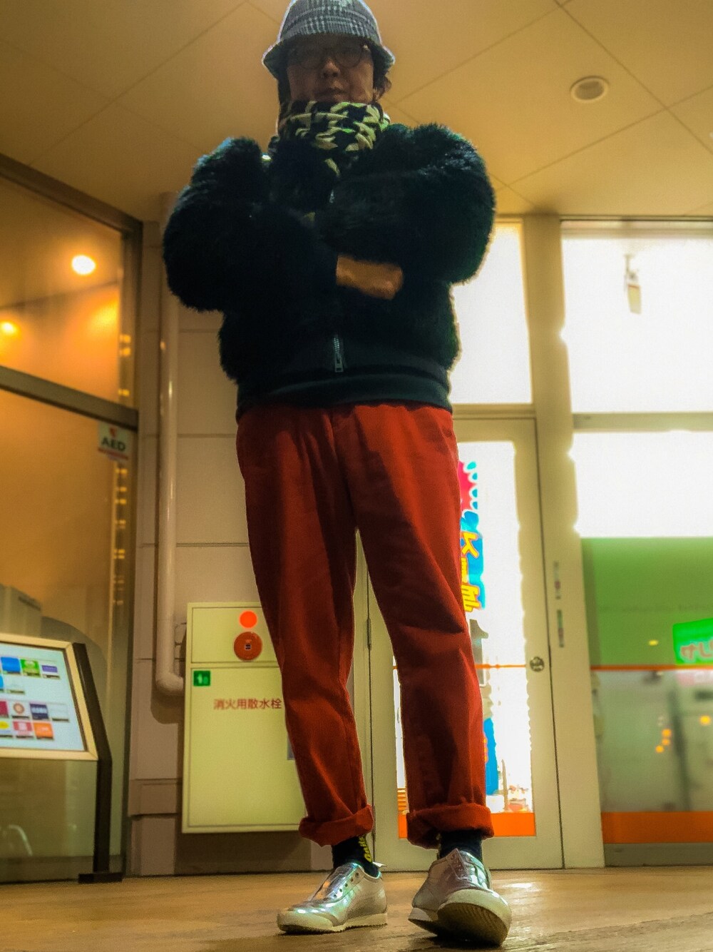 「冬コーデ、スリッポンスニーカー、オニツカタイガー、Polo Ralph Lauren、赤パンツ、フェイクファー、onitsuka tiger×andrea pompilio、セーラーハット、CA4LA、キースへリング」｜「Onitsuka TigerのMEXICO 66 SD SLIP-ON（スリッポン、シルバー系）」を使った、m.suzuki さん（メンズ・172cm）の冬コーディネートの1枚目の写真