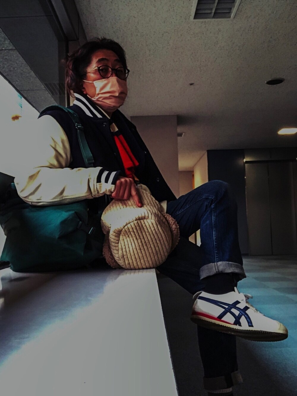 スタジャンを使った「オニツカタイガー」の人気ファッション