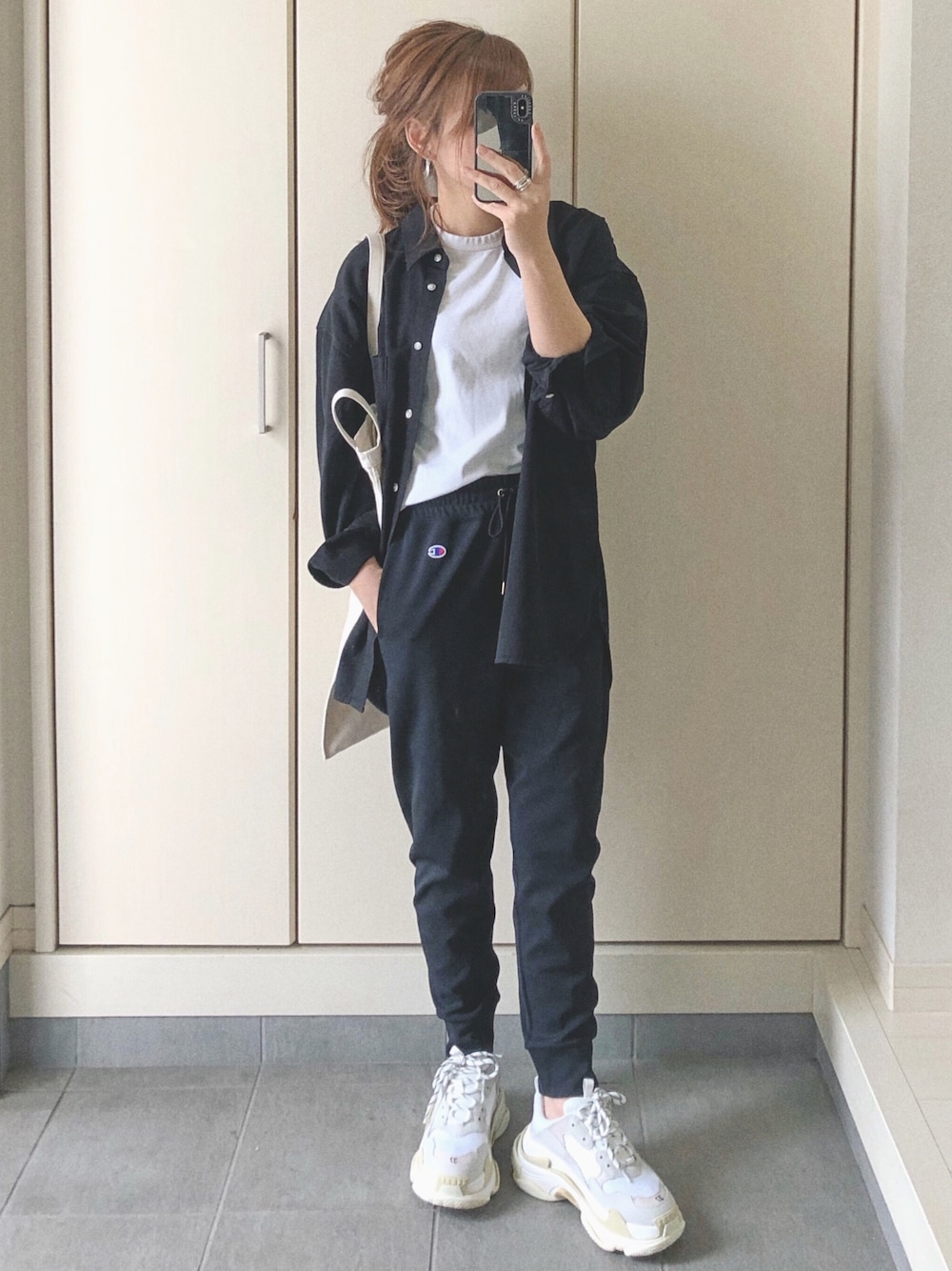 「UNIQLO、ユニクロ、Champion、ジョガーパンツ、トリプルS、バレンシアガ、UNIQLO U、ブラックコーデ、休日スタイル」｜「Championのアイテム（パンツ、ブラック系）」を使った、ycmさん（レディース・160cm）の春コーディネートの1枚目の写真