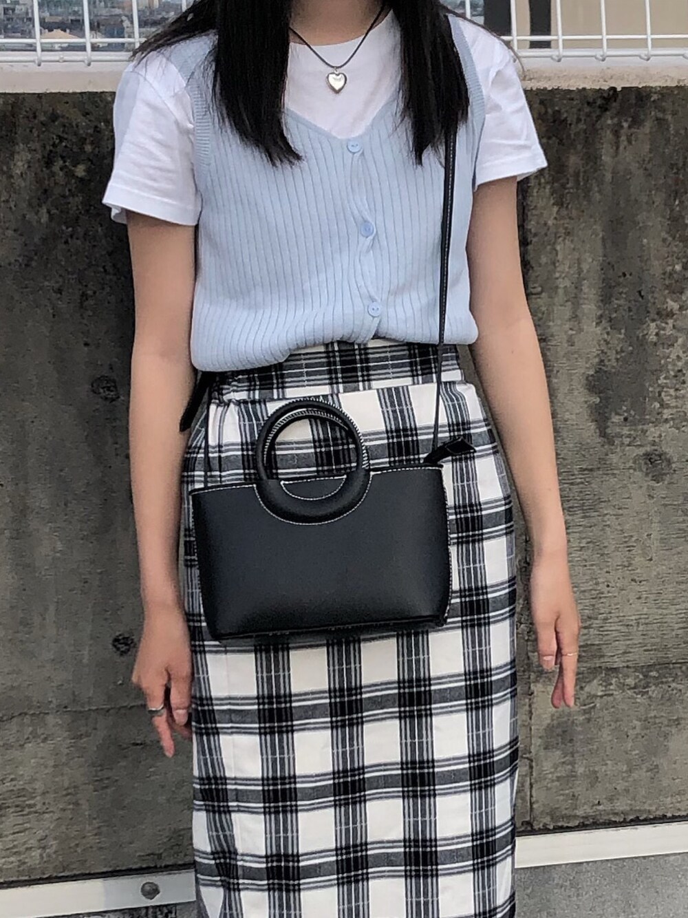 ブラック系のショルダーバッグ、ブルー系のニット/セーター、その他のスカートを着用したレディースの夏コーディネートの1枚目の写真