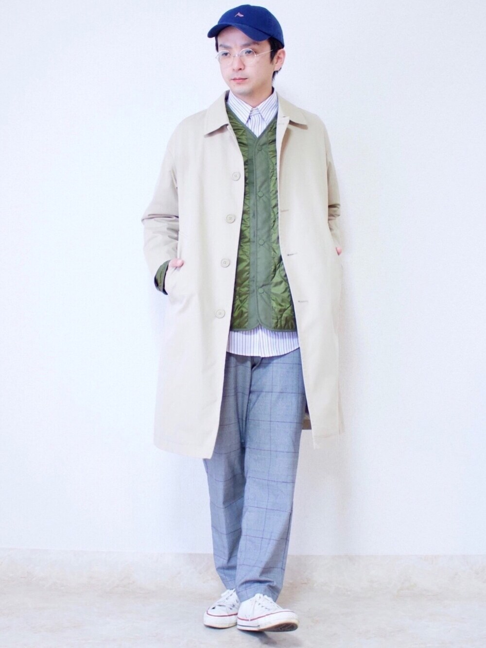 ベージュ系のステンカラーコート、グリーン系のブルゾン、その他のシャツ/ブラウスを着用したメンズの秋コーディネートの1枚目の写真