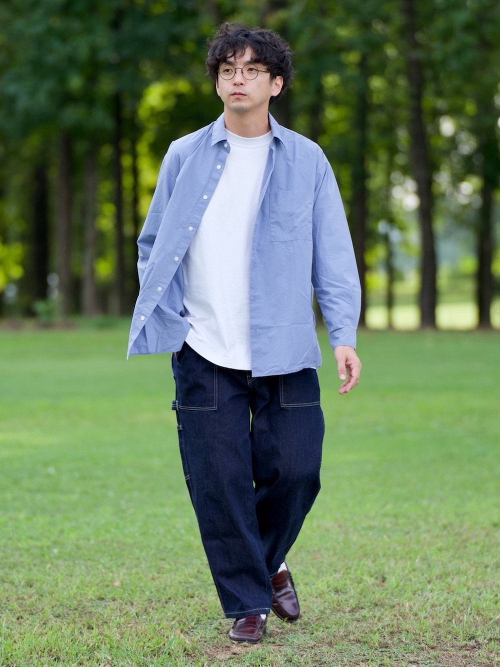 ブルー系のシャツ/ブラウス、ブルー系のデニムパンツ、ブラウン系のローファーを着用したメンズの秋コーディネートの1枚目の写真