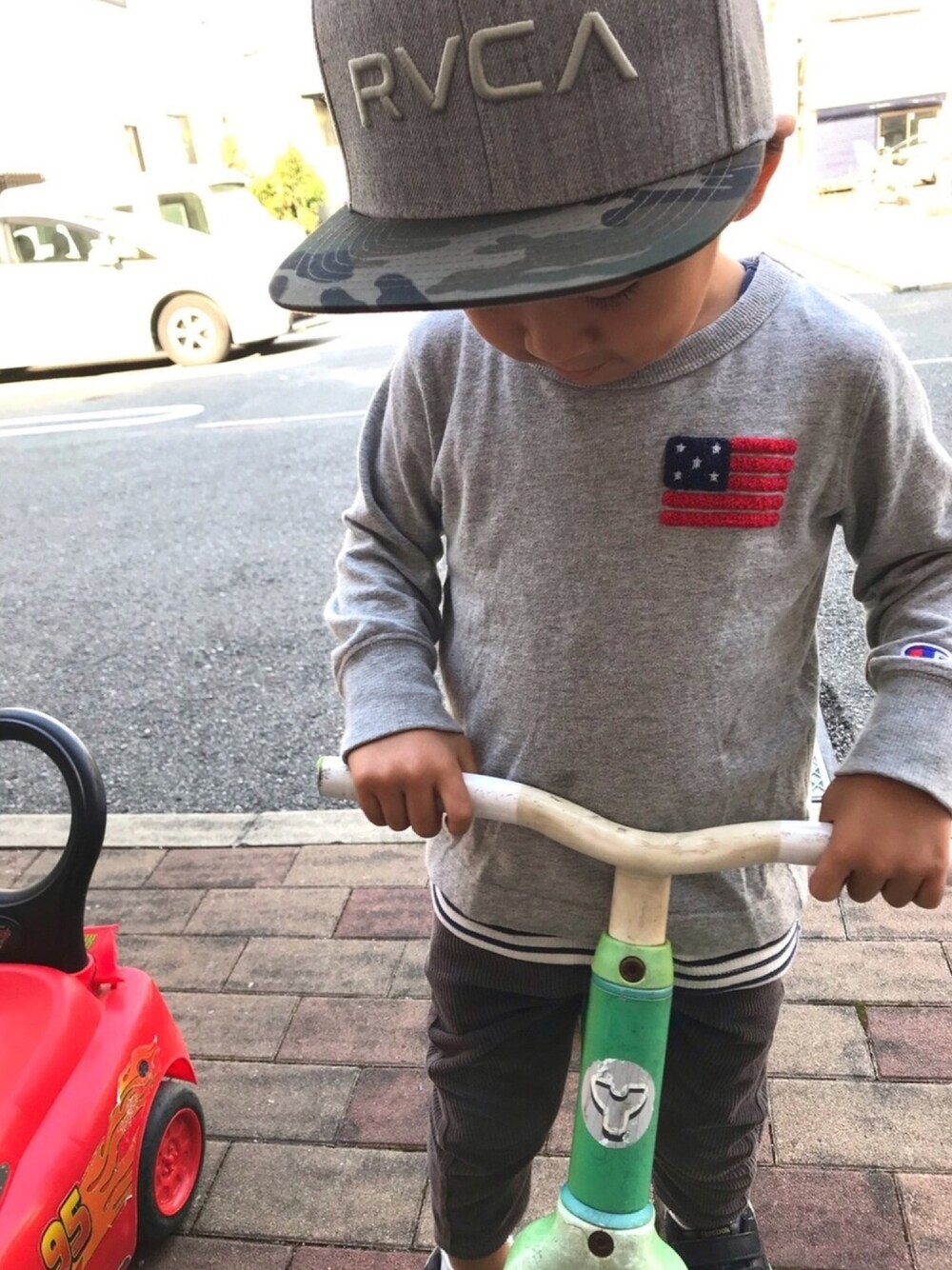 「Champion、rvca、3歳、末っ子」｜「Championの【Champion】さがらワッペンロンＴ（Tシャツ/カットソー、グレー系）」を使った、ともぷさん（キッズ・100cm）の秋コーディネートの1枚目の写真