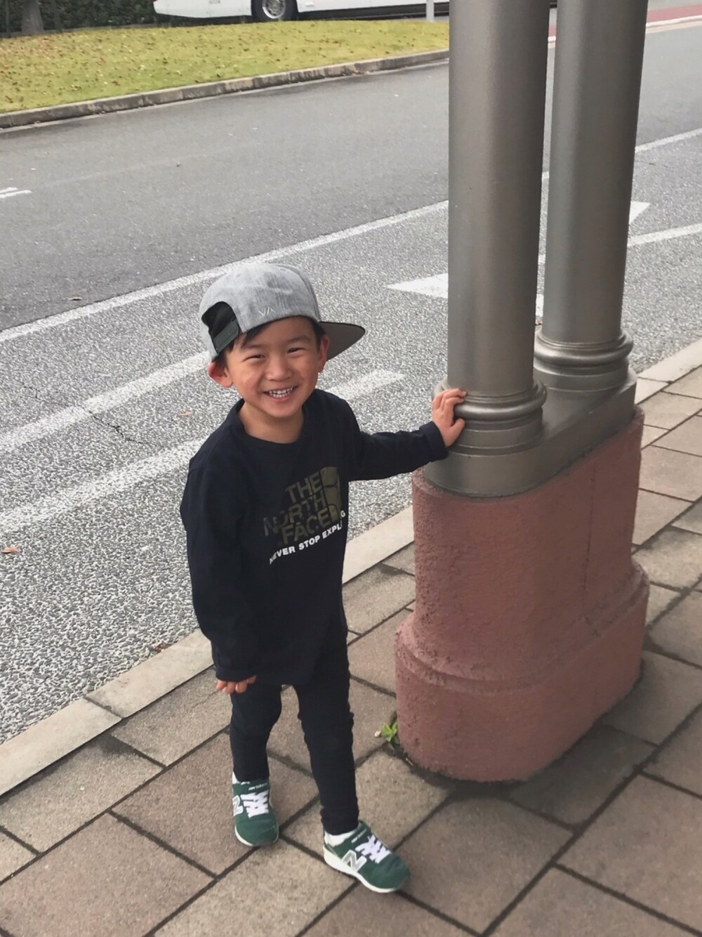 「ノースフェイス、ニューバランス996、ユニバコーデ」｜「THE NORTH FACEのザ・ノース・フェイス キッズ ロゴTシャツ / ロングスリーブカモロゴティー（Tシャツ/カットソー、ブラック系）」を使った、ともぷさん（キッズ・100cm）の春コーディネートの1枚目の写真
