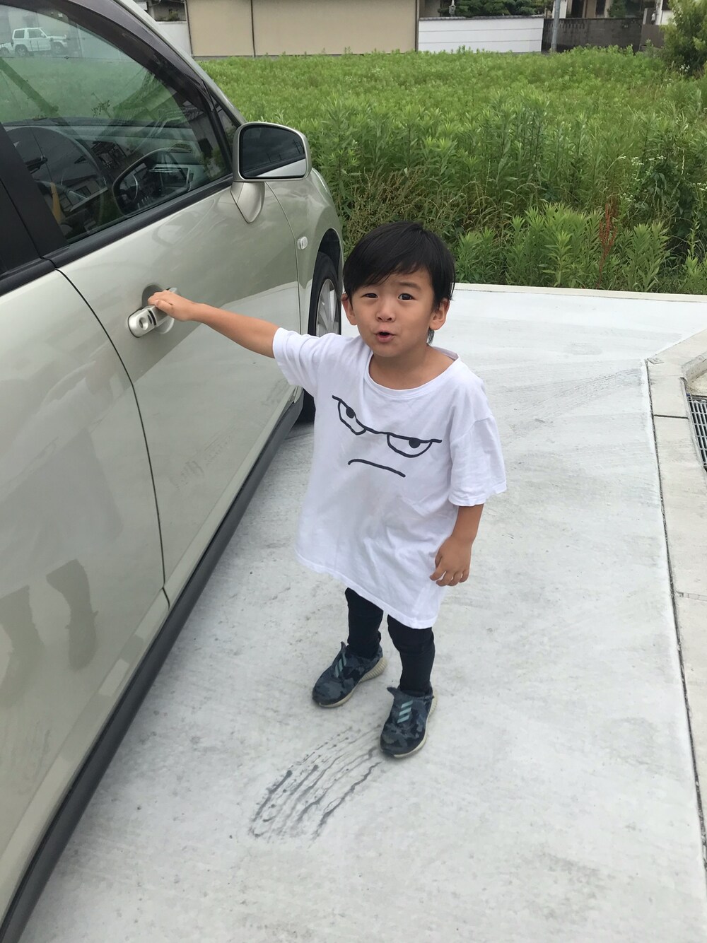 「アディダス、ザラ」｜「ZARA KIDSのアイテム（Tシャツ/カットソー、ホワイト系）」を使った、ともぷさん（キッズ・100cm）の夏コーディネートの1枚目の写真