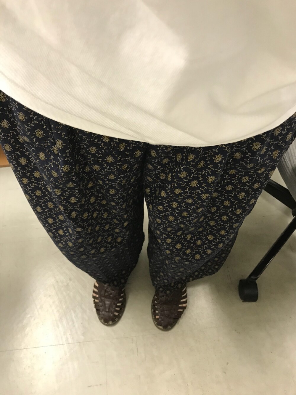 「柄パンツ」｜「Samansa Mos2のアイテム（パンツ、ブルー系）」を使った、さらよこ☻さん（レディース・155cm）の秋コーディネートの1枚目の写真