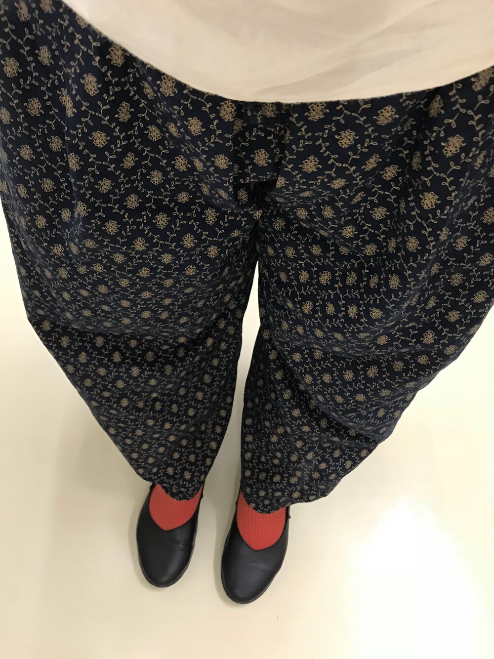 「秋服準備はじめました、カラーソックス」｜「SM2のアイテム（パンツ、ブルー系）」を使った、さらよこ☻さん（レディース・155cm）の秋コーディネートの1枚目の写真
