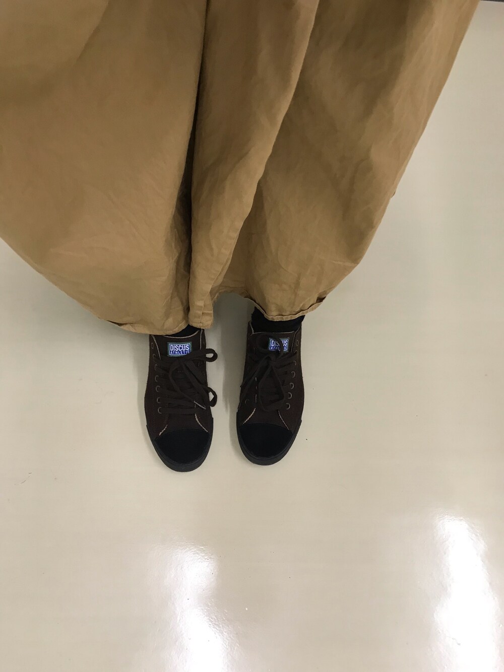 「茶色、スニーカー、コーデュロイ」｜「brand ?のアイテム（スニーカー、ブラウン系）」を使った、さらよこ☻さん（レディース・155cm）の秋コーディネートの1枚目の写真