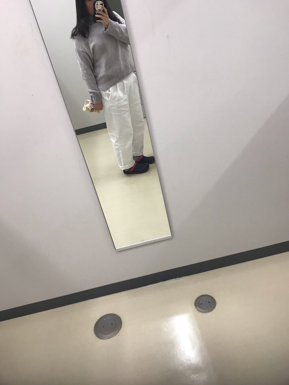 「グレー、ホワイトデニム」｜「cepoのアイテム（ニット/セーター、グレー系）」を使った、さらよこ☻さん（レディース・155cm）の秋コーディネートの1枚目の写真