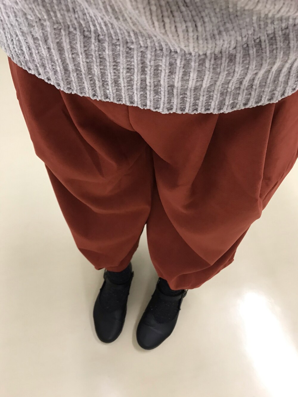 「テラコッタ」｜「and it_のエステルピーチ裾タックゆる変形パンツ（その他パンツ、ブラウン系）」を使った、さらよこ☻さん（レディース・155cm）の冬コーディネートの1枚目の写真