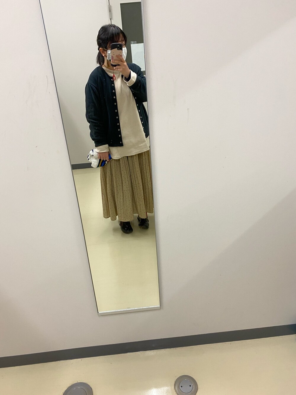 「ワントーンコーデ、プチプラコーデ」｜「studio CLIPのヘリンボン裏毛バッグリボンプルオーバー（Tシャツ/カットソー、ベージュ系）」を使った、さらよこ☻さん（レディース・155cm）の冬コーディネートの1枚目の写真
