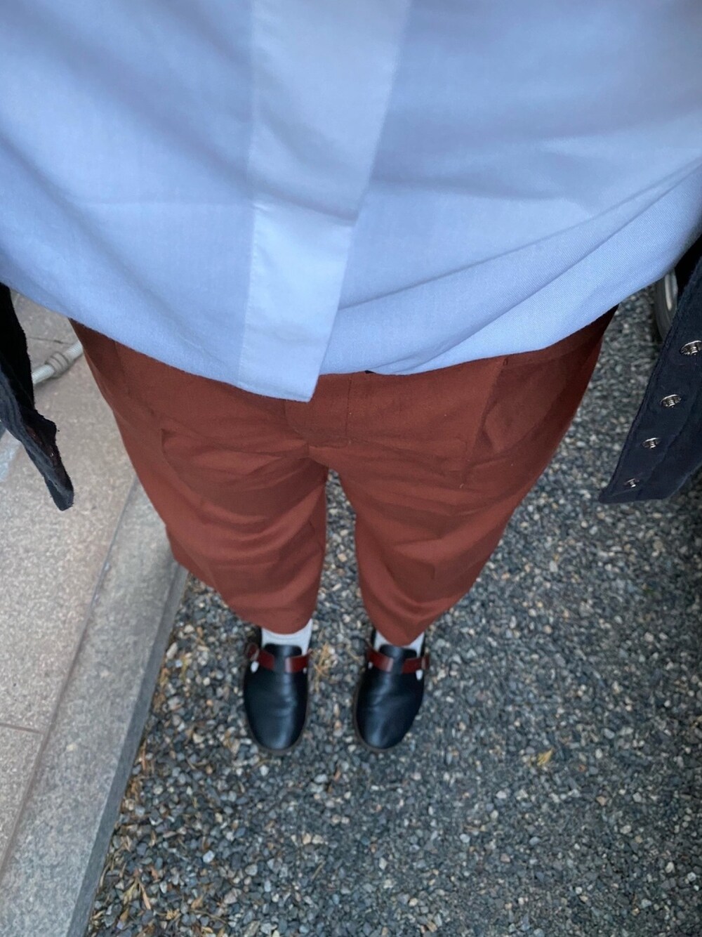 「カジュアルフォーマル、これでも仕事着、おしゃれさんと繋がりたい」｜「kutirのアイテム（パンツ、レッド系）」を使った、さらよこ☻さん（レディース・156cm）の春コーディネートの1枚目の写真