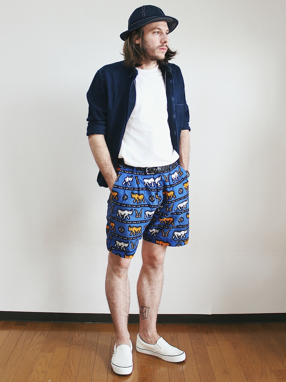 「denim、raw、tokyl、streetstyle、VINTAGE、denimhead、VANS、slipon、summer、Africa」｜「VINTAGEのアイテム（ハット、ブルー系）」を使った、Pathieu Meladanさん（メンズ・179cm）の春コーディネートの1枚目の写真