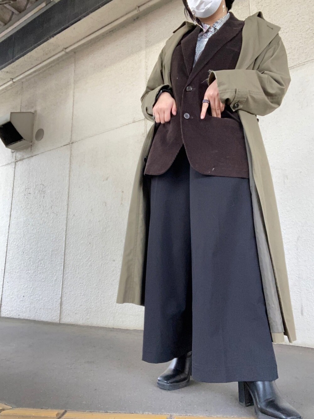 「オトナ女子、おしゃれさんと繋がりたい、きれいめカジュアル、古着MIX」｜「UNITED TOKYOのワンタックワイドパンツ（その他パンツ、ブラック系）」を使った、KASUMIさん（レディース・160cm）の冬コーディネートの1枚目の写真
