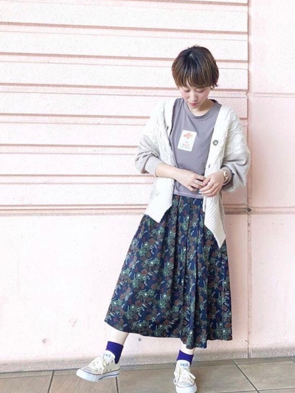 ブラウン系のTシャツ/カットソー、ブルー系のスカート、ベージュ系のスニーカーを着用したレディースの冬コーディネートの1枚目の写真