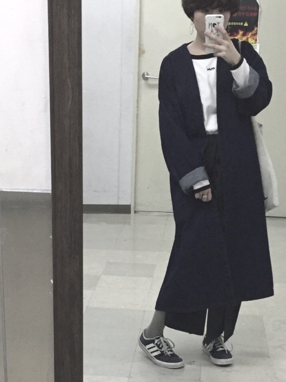 「デニム、デニムコート、ゆるコーデ、スニーカー、ロングスカート、ショートヘア、春コーデ、ootd、シンプルコーデ、レイヤードスタイル」｜「KBFのノーカラーデニムコート（デニムジャケット、ブルー系）」を使った、モチさん（レディース・161cm）の冬コーディネートの1枚目の写真