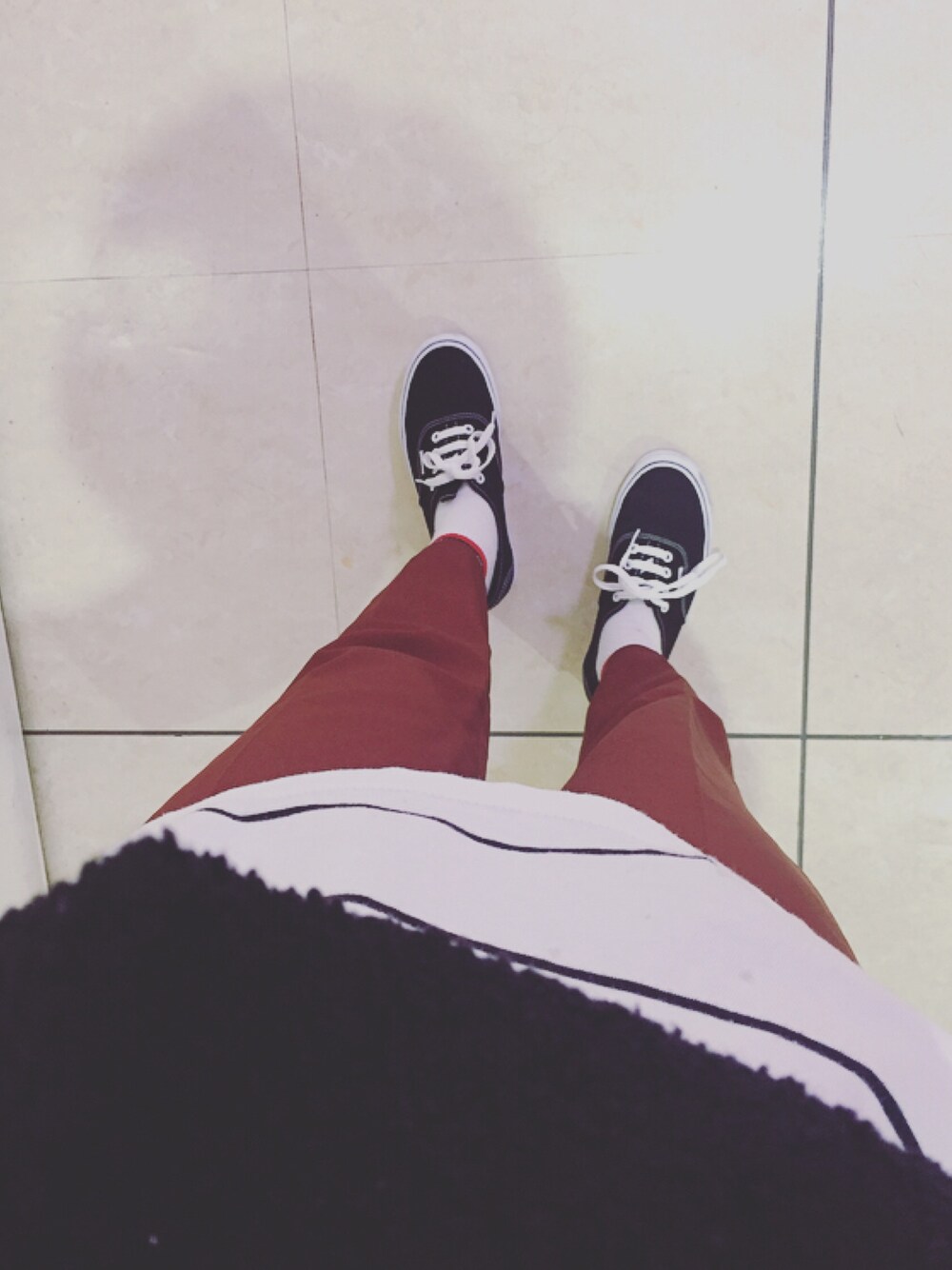 「秋服準備はじめました、オトナカジュアル、シンプルコーデ、パンツスタイル、秋服、スニーカーコーデ、ブラウン」｜「KBFのテーパードパンツ（その他パンツ、ブラウン系）」を使った、モチさん（レディース・161cm）の秋コーディネートの1枚目の写真