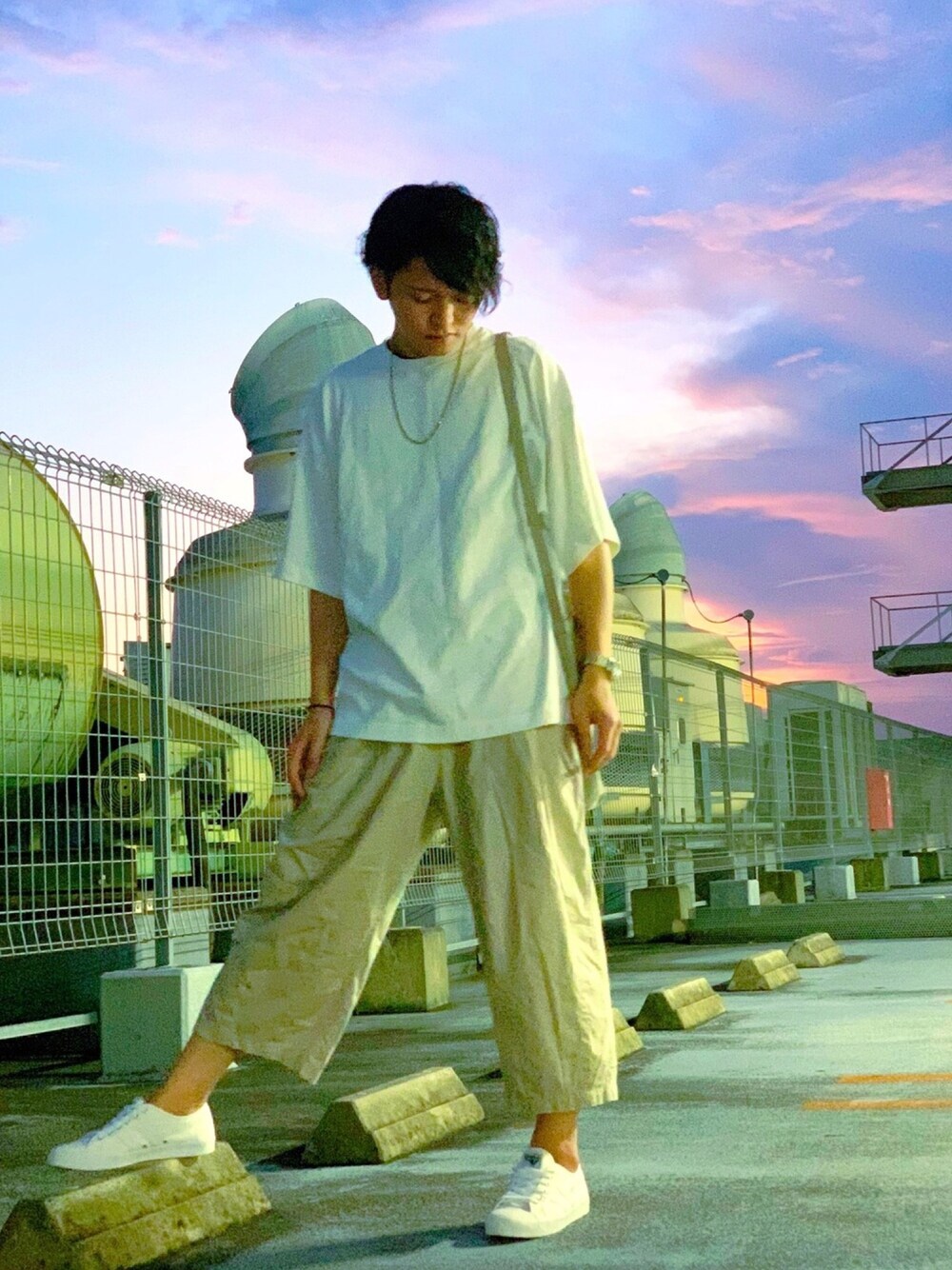 「オールホワイト、シンプル、おしゃれさんと繋がりたい、カジュアル、ホワイトコーデ、白、ワイドパンツ、ビッグシルエット、スニーカーコーデ、インターファクトリー」｜「INTER FACTORYのWEARISTA tai × INTER FACTORY　シルバーネックレス（ネックレス、シルバー系）」を使った、日本の米は世界一さん（メンズ・174cm）の秋コーディネートの1枚目の写真