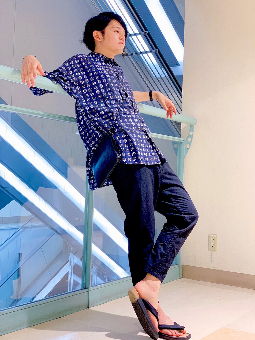 「JOJO、相互フォロー、いいね、save、フォローお願いします🤑、シンプル、おしゃれさんと繋がりたい、古着、サンダル、休日スタイル、ブラックコーデ、オーバーサイズ」｜「NANO universeの綿麻チノイージークロップドパンツ（チノパンツ、ブラック系）」を使った、日本の米は世界一さん（メンズ・174cm）の秋コーディネートの1枚目の写真