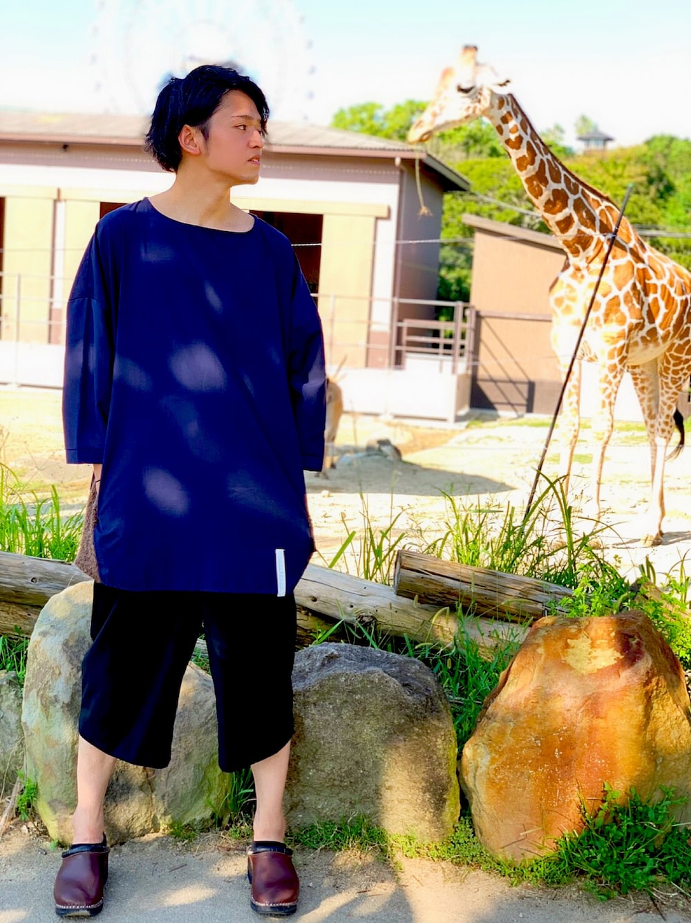 「はらぺこ商店、ハレ、きりん、相互フォロー、ラブアンドピース2019、いいね、save、フォローお願いします🤑、ビッグシルエット、ラフ、TROENTORP、お洒落さんとつながりたい」｜「harapeco商店のアイテム（Tシャツ/カットソー、ブルー系）」を使った、日本の米は世界一さん（メンズ・174cm）の秋コーディネートの1枚目の写真