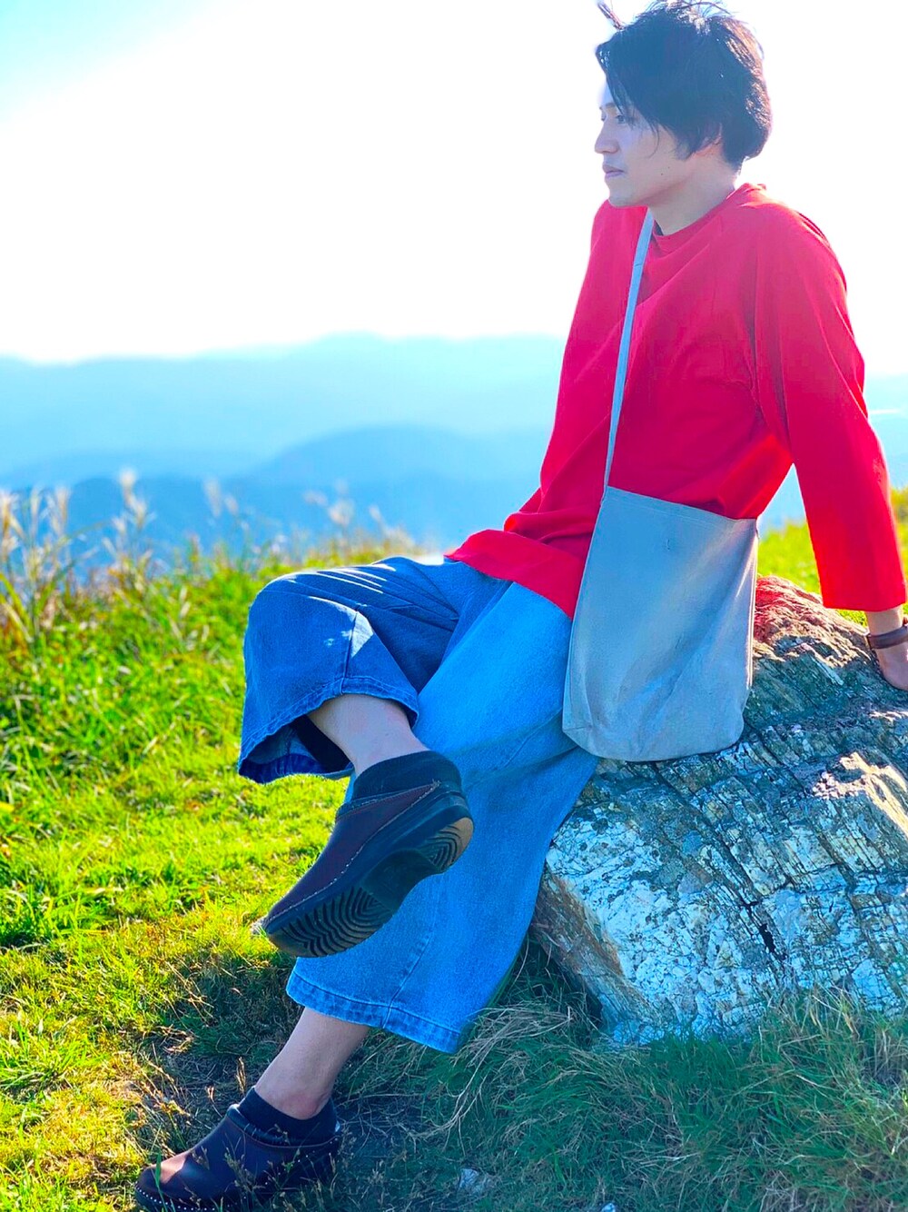 「ワンピース、おしゃれさんと繋がりたい、シンプル、相互フォロー、ビッグシルエット、ワイドデニム、ワイドパンツ、ラフ、赤、いいね、save、フォローお願いします🤑」｜「HAREのＤＥＮＩＭガウチョパンツ(HARE)（デニムパンツ、ブルー系）」を使った、日本の米は世界一さん（メンズ・174cm）の秋コーディネートの1枚目の写真