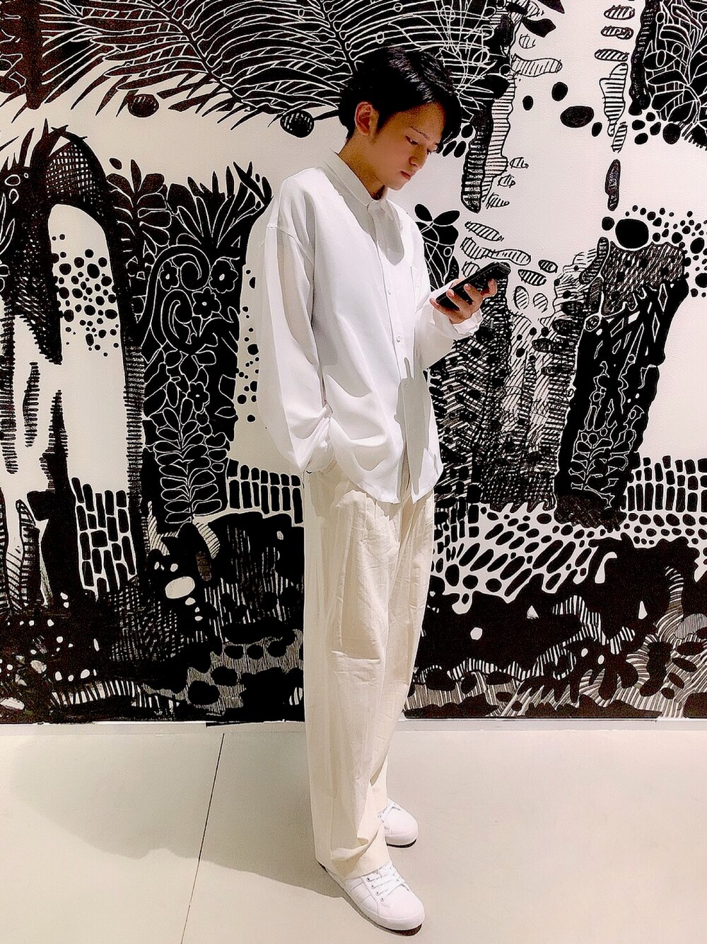 「オールホワイト、白、シンプルコーデ、おしゃれさんと繋がりたい、相互フォロー、いいね、save、フォローお願いします🤑、いいね返し、ビッグシルエット、スニーカーコーデ、白スニーカー」｜「INTER FACTORYのファッションインフルエンサー SHOTA × INTER FACTORY　コード付きシャツ（シャツ/ブラウス、ホワイト系）」を使った、日本の米は世界一さん（メンズ・174cm）の秋コーディネートの1枚目の写真