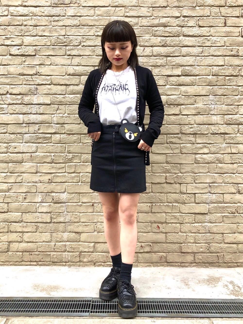 「カーディガン、デニム、スカート、ロック、ロンT、Hysteric Glamour、春コーデ、ベアー、ヒステリックグラマー、パンクコーデ」｜「HYSTERIC GLAMOURのスタッズカーディガン（カーディガン/ボレロ、ブラック系）」を使った、aykさん（レディース・157cm）の冬コーディネートの1枚目の写真