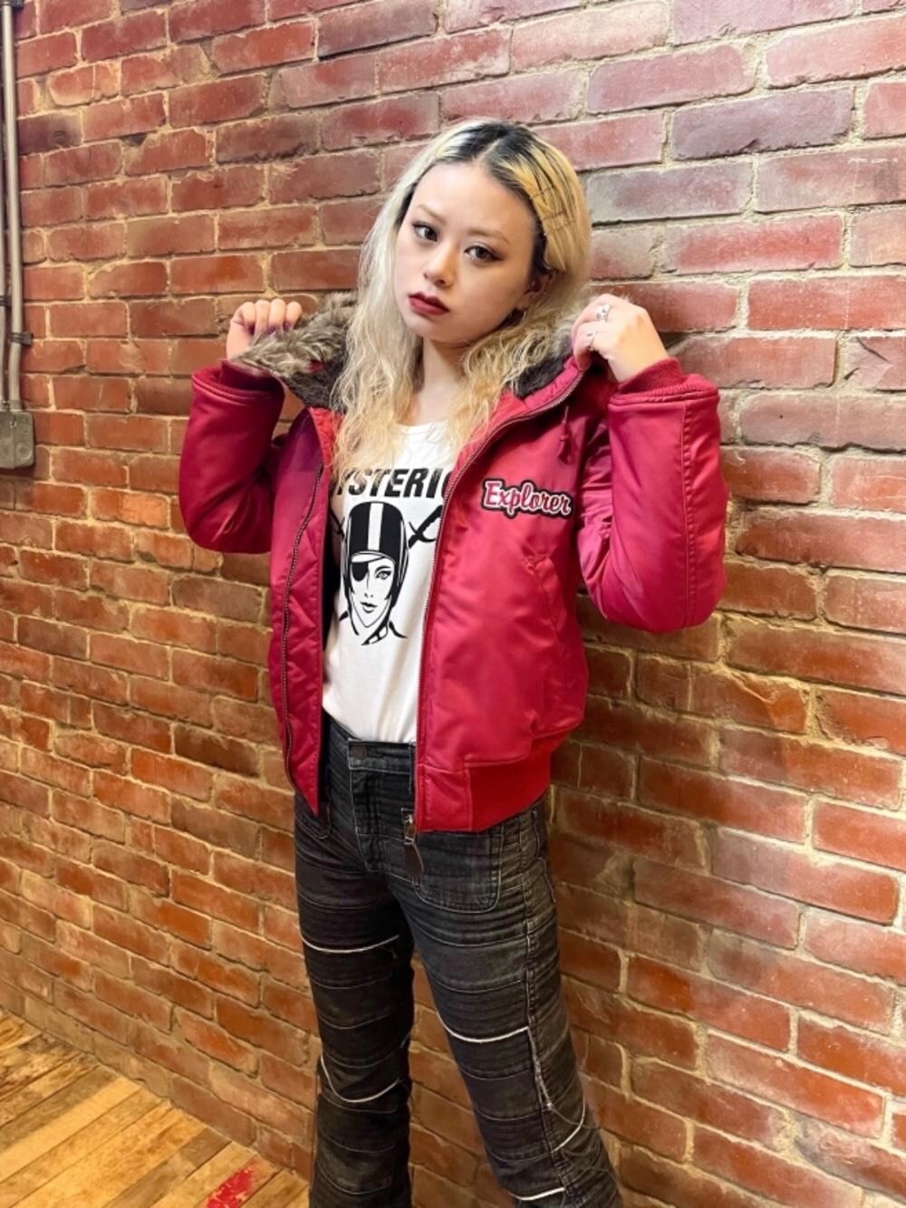 「N-2B、冬コーデ、プリマロフト、フレアパンツ、ヒステリックグラマー、でにむ、ロンt、hysteric glamour」｜「HYSTERIC GLAMOURのUSED加工デニム スクラッチフレアパンツ（デニムパンツ、ブラック系）」を使った、aykさん（レディース・157cm）の冬コーディネートの1枚目の写真