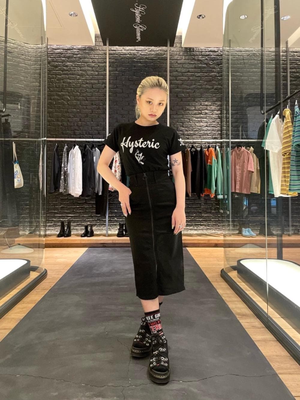 HYSTERIC LOUNGE NYC Tシャツを使った人気ファッション
